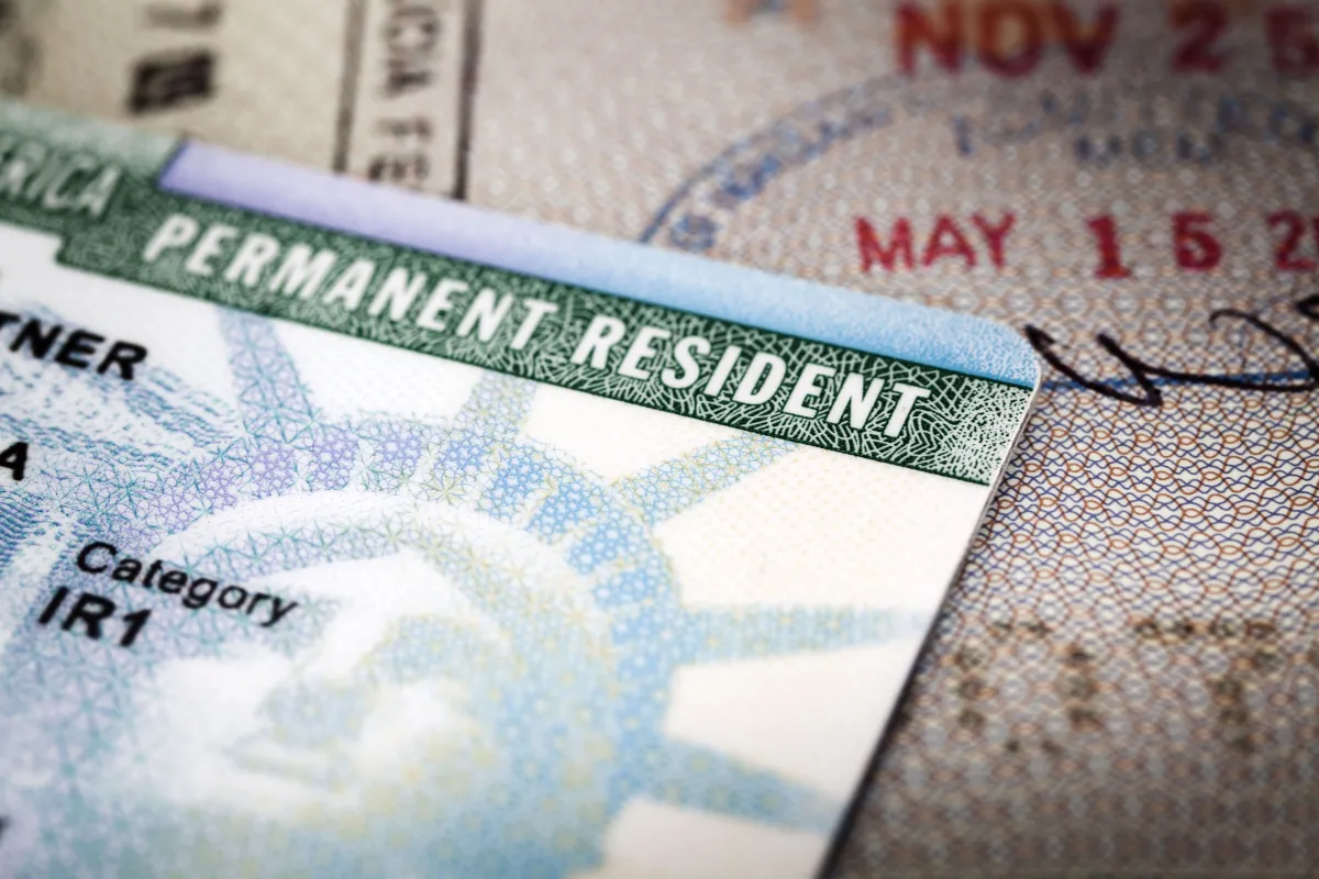 Nova regra de Donald Trump para green cards entra em vigor e gera polêmica nos EUA